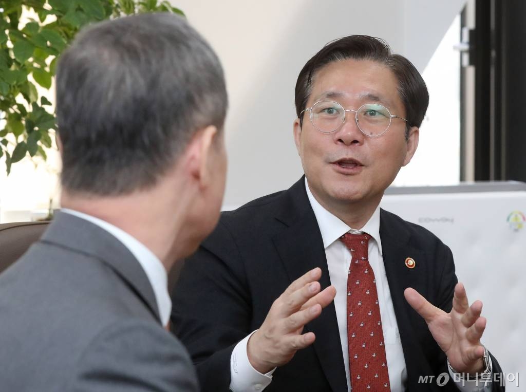 23일 정부서울청사에서 홍선근 머니투데이 미디어그룹 회장과 성윤모 산업통상자원부 장관 그린뉴딜(수소) 대담 / 사진=홍봉진기자 honggga@