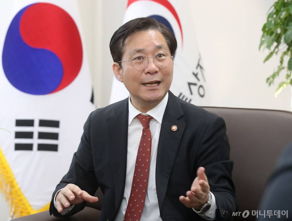 23일 정부서울청사에서 홍선근 머니투데이 미디어그룹 회장과 성윤모 산업통상자원부 장관 그린뉴딜(수소) 대담 / 사진=홍봉진기자 honggga@