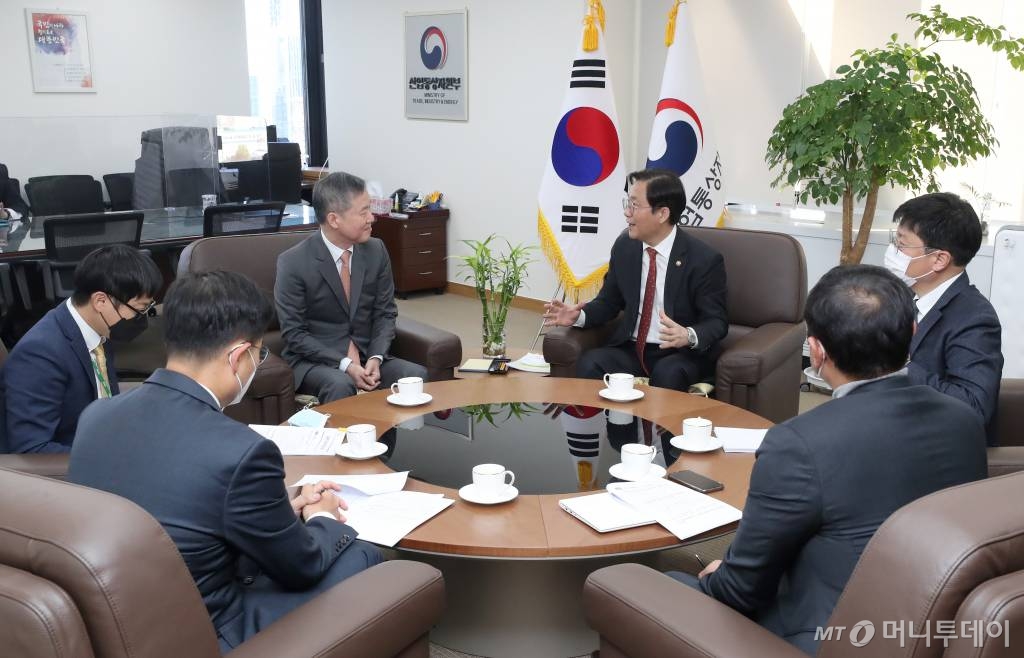 23일 정부서울청사에서 홍선근 머니투데이 미디어그룹 회장과 성윤모 산업통상자원부 장관 그린뉴딜(수소) 대담 / 사진=홍봉진기자 honggga@