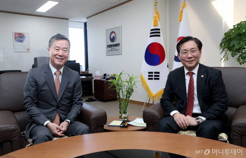 23일 정부서울청사에서 홍선근 머니투데이 미디어그룹 회장과 성윤모 산업통상자원부 장관 그린뉴딜(수소) 대담 / 사진=홍봉진기자 honggga@