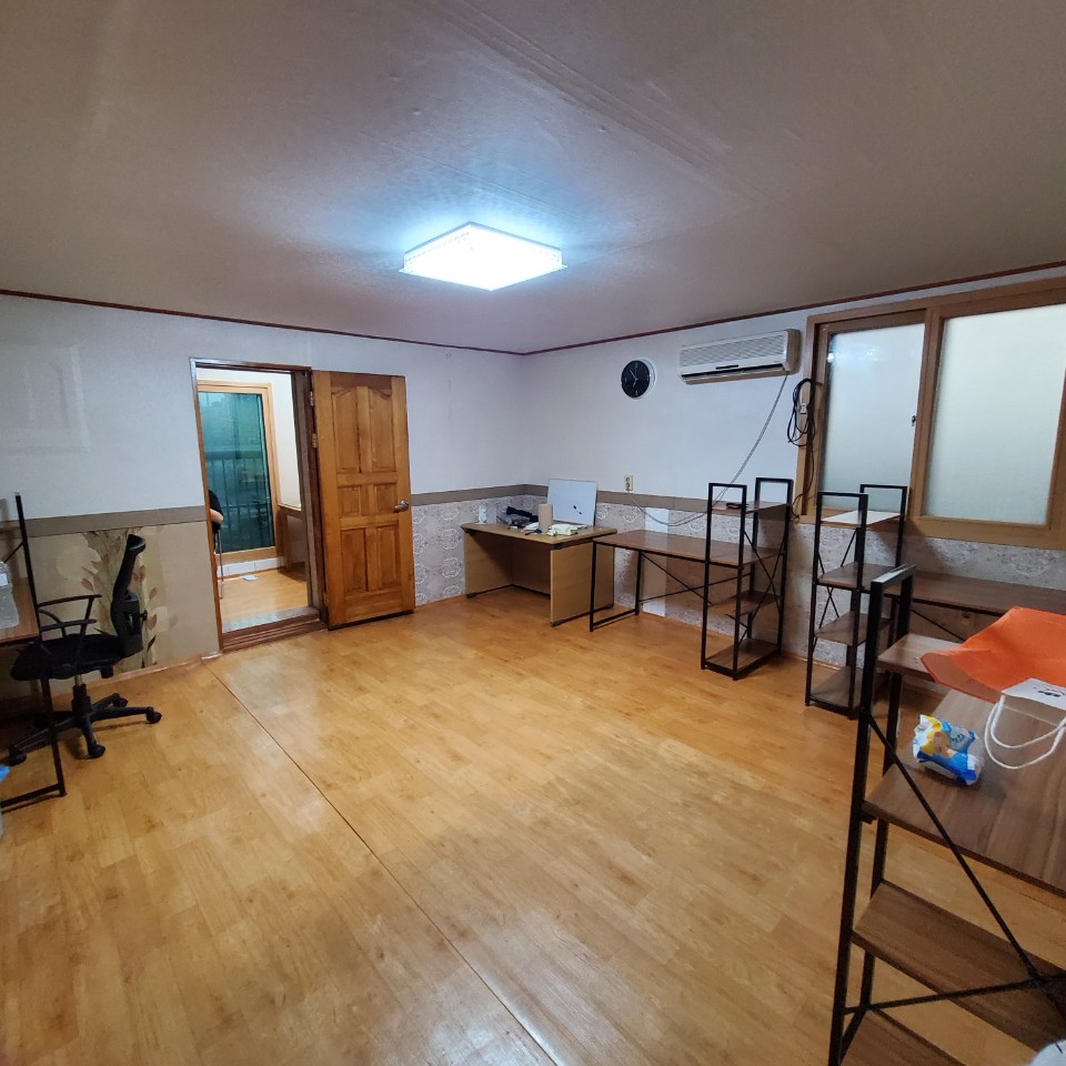 /사진= 박씨가 사용하고 있다는 원룸 공부방의 전경. 지금은 책상과 책들이 조금 더 자리 잡았다고 한다. / 사진제공= 손민지 매니저