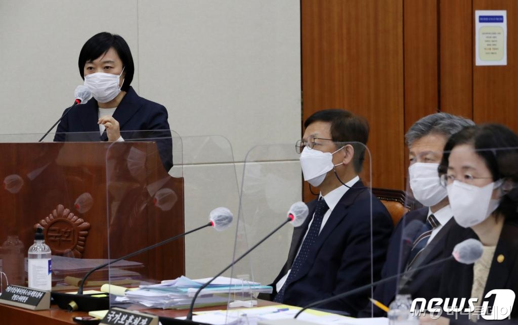 (서울=뉴스1) 성동훈 기자 = 한성숙 네이버 대표이사가 22일 국회 정무위원회의 공정거래위원회 등에 대한 국정감사에 증인으로 출석해 의원들의 질문에 답변하고 있다. 2020.10.22/뉴스1