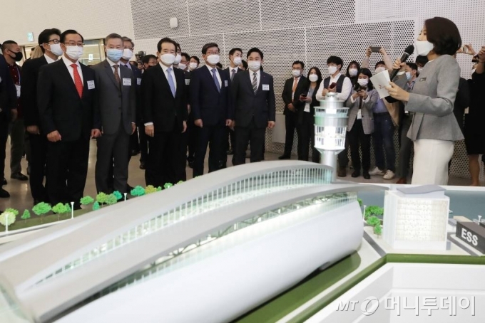 [서울=뉴시스] 박미소 기자 = 정세균 국무총리와 홍선근 머니투데이 회장을 비롯한 참석자들이 28일 오후 서울 동대문구 동대문디자인플라자에서 열린 '2020 그린뉴딜엑스포'를 관람하며 관계자의 설명을 듣고있다. 2020.10.28.  misocamera@newsis.com