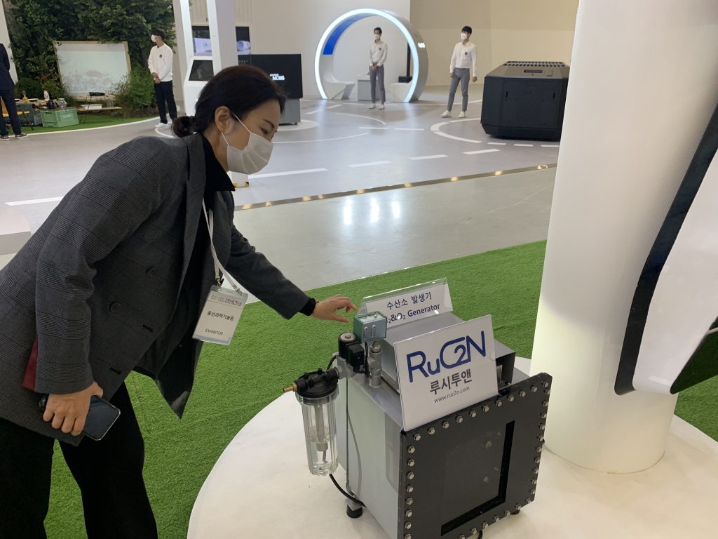 송은희 루시투앤 이사가 루테늄 촉매 기술에 대해 설명하고 있다. /사진=이민하 기자