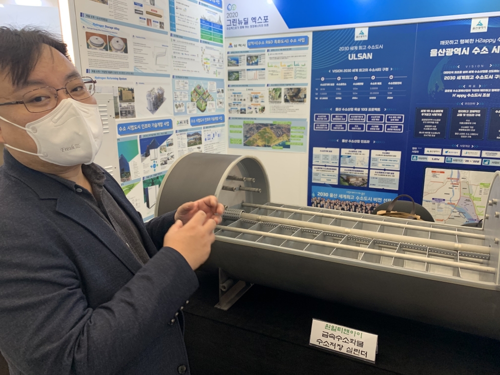 채길병 원일티엔아이 연구소 차장이 수소저장합급 실린더 기술 원리에 대해 설명하고 있다. /사진=이민하 기자