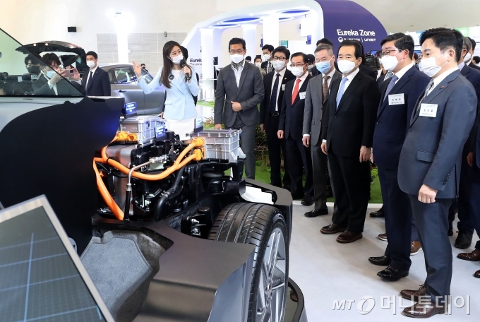 정세균 국무총리, 홍선근 머니투데이 회장, 조명래 환경부 장관을 비롯한 참석자들이 28일 오후 서울 동대문디자인플라자에서 열린 2020 그린뉴딜 엑스포 개막식에서 현대자동차 부스를 둘러보고 있다. / 사진=홍봉진 기자 honggga@