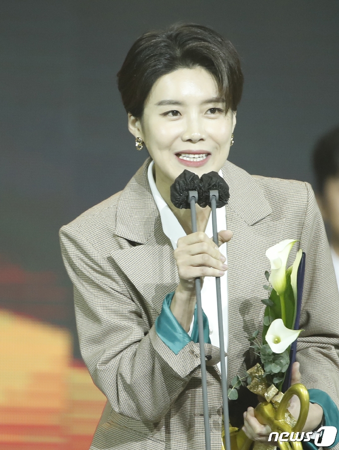 개그맨 장도연이 28일 오후 서울 경희대 평화의전당에서 열린 '2020 대한민국 대중문화예술상' 시상식에 참석해 문화체육관광부 장관 표창을 받은 뒤 소감을 말하고 있다. 2020.10.28/뉴스1 © News1 권현진 기자