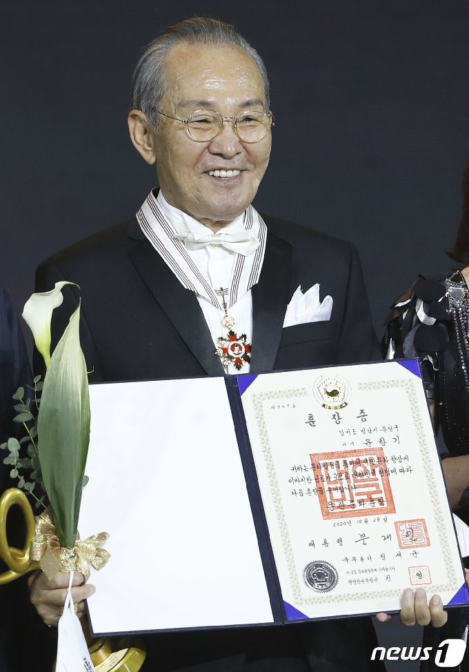 가수 윤항기가 28일 오후 서울 경희대 평화의전당에서 열린 '2020 대한민국 대중문화예술상' 시상식에 참석해 은관 문화훈장을 받은 뒤 미소를 짓고 있다. 2020.10.28/뉴스1 © News1 권현진 기자