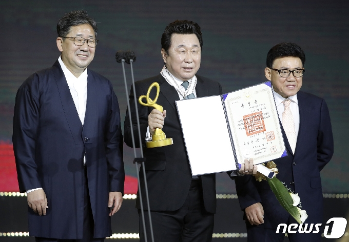 방송인 임하룡(가운데)이 28일 오후 서울 경희대 평화의전당에서 열린 '2020 대한민국 대중문화예술상' 시상식에 참석해 보관 문화훈장을 받은 뒤 포즈를 박양우 문화체육관광부 장관, 방송인 엄용수(오른쪽)와 함께 포즈를 취하고 있다. 2020.10.28/뉴스1 © News1 권현진 기자