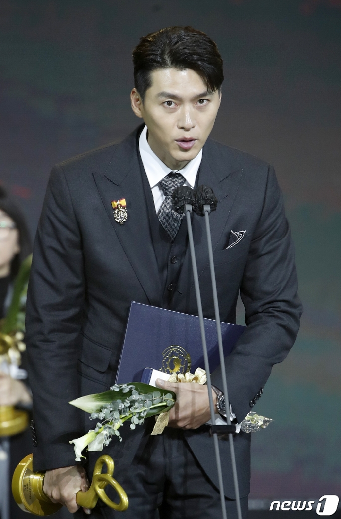 배우 현빈이 28일 오후 서울 경희대 평화의전당에서 열린 '2020 대한민국 대중문화예술상' 시상식에 참석해 대통령표창을 받은 뒤 소감을 말하고 있다. 2020.10.28/뉴스1 © News1 권현진 기자