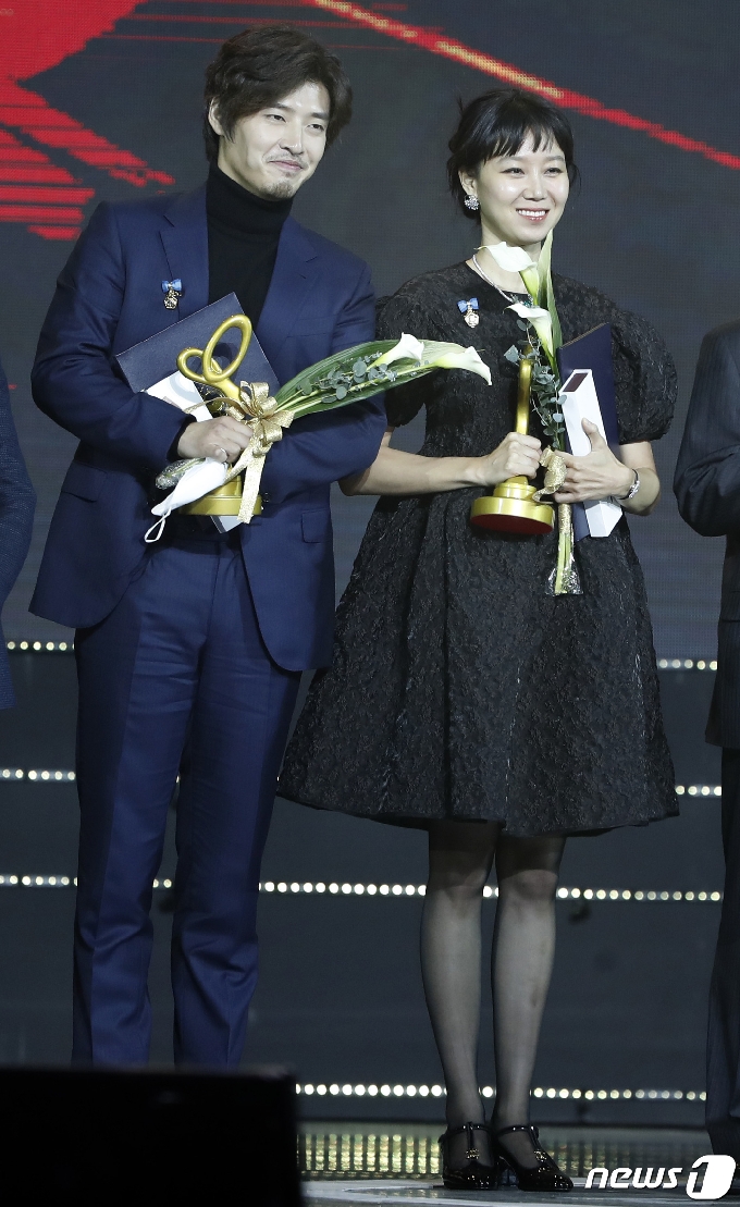 배우 강하늘, 공효진(오른쪽)이 28일 오후 서울 경희대 평화의전당에서 열린 '2020 대한민국 대중문화예술상' 시상식에 참석해 국무총리표창을 받은 뒤 미소를 짓고 있다. 2020.10.28/뉴스1 © News1 권현진 기자