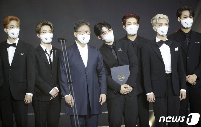 세븐틴이 28일 오후 서울 경희대 평화의전당에서 열린 '2020 대한민국 대중문화예술상' 시상식에 참석해 국무총리표창을 받은 뒤 박양우 문화체육관광부관광부 장관(왼쪽 세번째)와 함께 포즈를 취하고 있다. 2020.10.28/뉴스1 © News1 권현진 기자