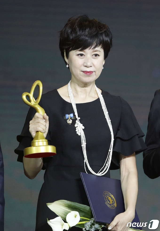 방송인 박미선이 28일 오후 서울 경희대 평화의전당에서 열린 '2020 대한민국 대중문화예술상' 시상식에 참석해 국무총리표창을 받은 뒤 기뻐하고 있다. 2020.10.28/뉴스1 © News1 권현진 기자