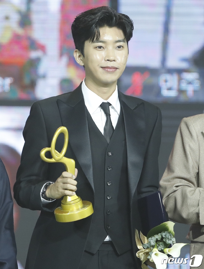 가수 임영웅이 28일 오후 서울 경희대 평화의전당에서 열린 '2020 대한민국 대중문화예술상' 시상식에 참석해 문화체육관광부 장관 표창을 받은 뒤 미소를 짓고 있다. 2020.10.28/뉴스1 © News1 권현진 기자