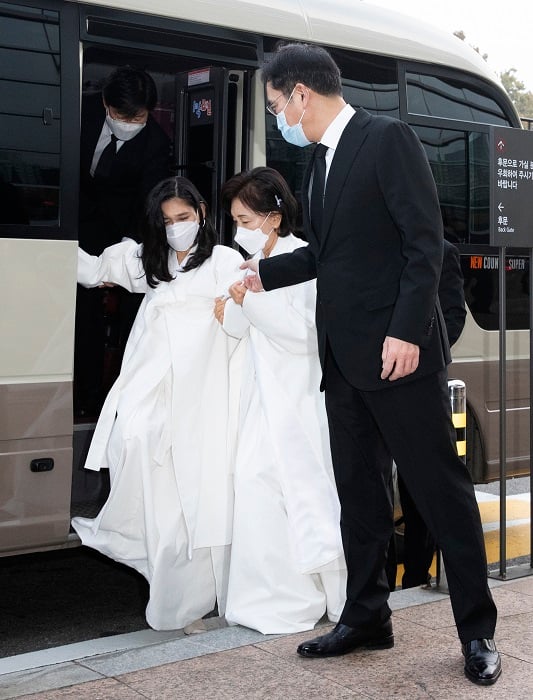 (서울=뉴스1) 사진공동취재단 = 故 이건희 삼성그룹 회장 발인식이 28일 오전 서울 강남구 삼성서울병원 장례식장에서 열렸다. 영결식에 참석하는 이재용 삼성전자 부회장(오른쪽)이 버스에서 내리는 홍라희 여사와 이부진 호텔신라 대표에게 손을 내밀고 있다. 2020.10.28/뉴스1