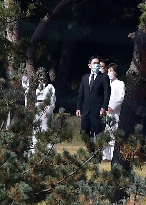 (수원=뉴스1) 조태형 기자 = 고(故) 이건희 삼성그룹 회장의 영결식이 엄수된 28일 오후 경기도 수원시 소재 삼성가 선산에서 이재용 삼성전자 부회장, 홍라희 전 리움미술관장이 장지로 향하고 있다. 2020.10.28/뉴스1
