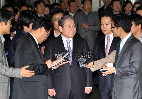 2010년 12월 이건희 삼성전자 회장이 '자랑스런 삼성인상' 시상을 위해 서초동에 있는 삼성 사옥을 처음으로 방문해 기자들의 질문에 답하고 있다. /사진제공=삼성전자