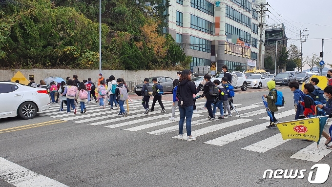 28일 오전 부산 사하구 구평초등학교 인근 횡단보도에서 학생들이 길을 건너고 있다.2020.10.28© 뉴스1 노경민 기자