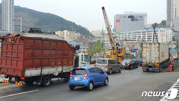 28일 부산 사하구 구평초등학교 거리에서 공단의 대형 트럭이 다니고 있다.2020.10.28/© 뉴스1 노경민 기자