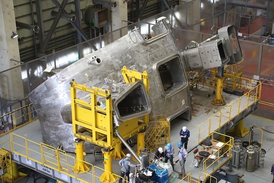 현대중공업 기술자들이 핵융합로 진공용기를 제작하고 있다/사진=국가핵융합연구소