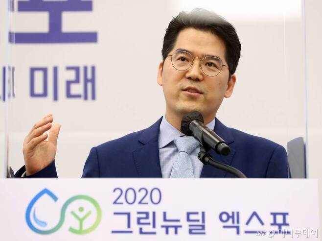 권태규 국토교통과학기술진흥원 그룹장이 29일 서울 동대문디자인플라자에서 열린 '2020 그린뉴딜 엑스포' 컨퍼런스에서 '수소도시 실증 R&D 사업 추진계획'에 대해 발표하고 있다. / 사진=이기범 기자 leekb@