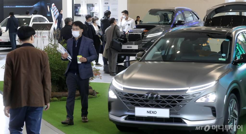 29일 서울 동대문디자인플라자에서 열린 2020 그린뉴딜 엑스포에서 관람객들이 전시 부스를 둘러보고 있다. / 사진=홍봉진기자 honggga@