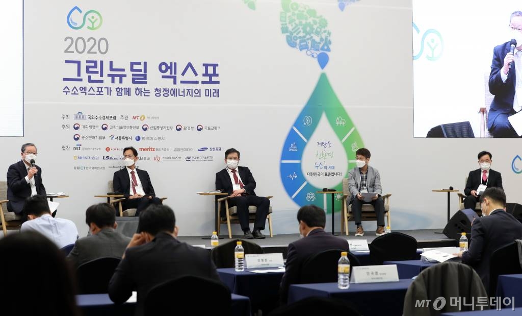 안국영 한국기계연구원 연구위원, 이재훈 한국가스안전공사 부장, 이광원 호서대학교 교수, 이종수 월간수소경제 부장, 홍광희 국토교통과학기술진흥원 연구원(왼쪽부터)이 29일 서울 동대문디자인플라자에서 열린 '2020 그린뉴딜 엑스포' 수소도시 컨퍼런스에서 '수소도시의 주민수용성 및 안전성 확보 방안은?' 패널토론을 하고 있다. / 사진=이기범 기자 leekb@