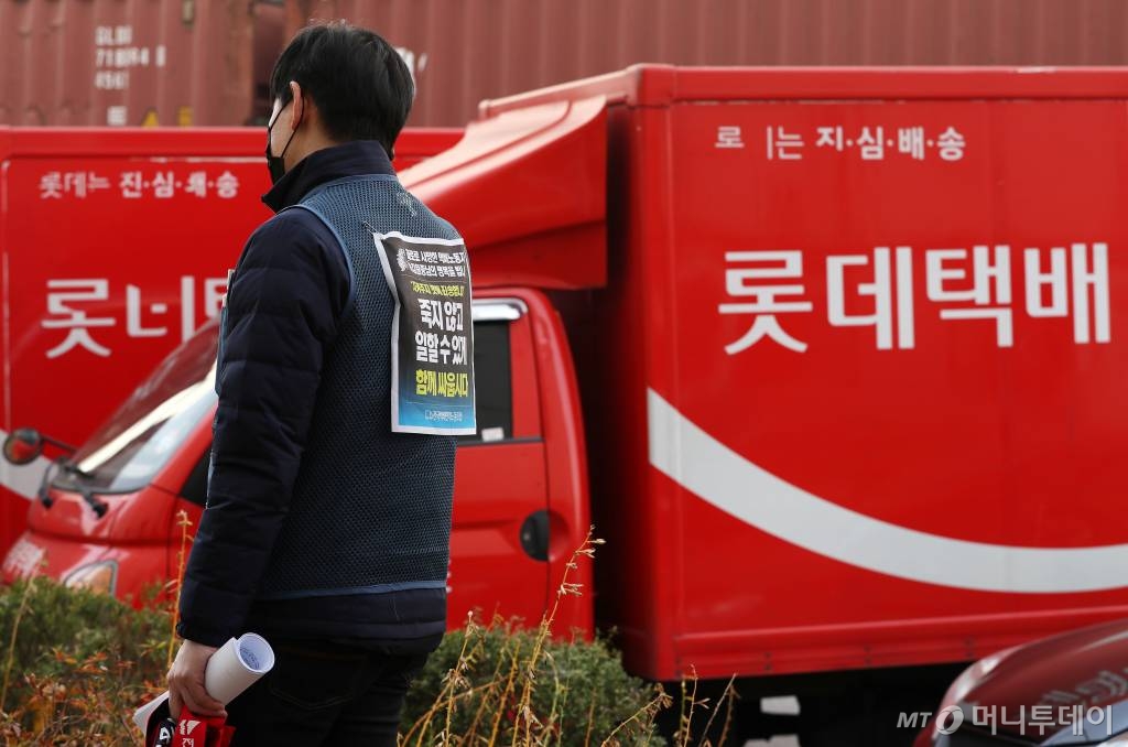전국택배연대노동조합이 27일 서울 송파구 서울복합물류센터에서 '롯데택배 전국 총파업 돌입 출정식'을 연 가운데 롯데택배 차량이 주차되어 있다. / 사진=김휘선 기자 hwijpg@