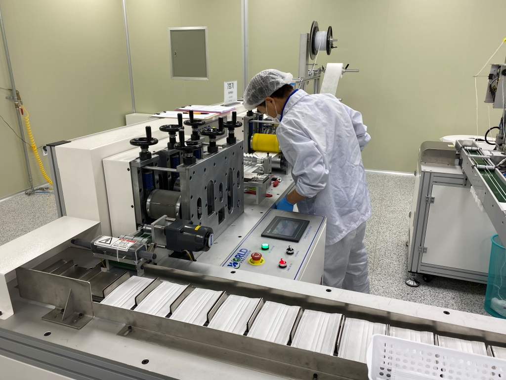 생산되어 나오는 마스크들./사진=남형도 기자