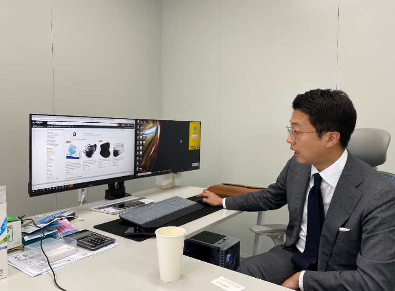 황정빈 씨앤씨 코리아 대표가 아마존 화면을 보여주고 있다./사진=남형도 기자