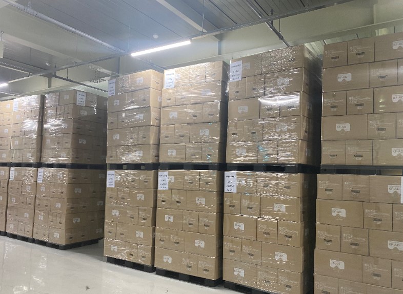 쌓여 있는 마스크 공장 내 재고들./사진=남형도 기자