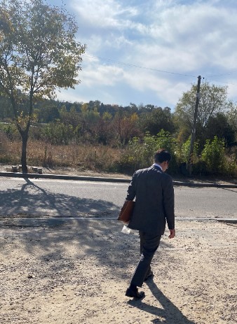 마스크를 직접 뜯어 설명해주는 황정빈 대표./사진=남형도 기자