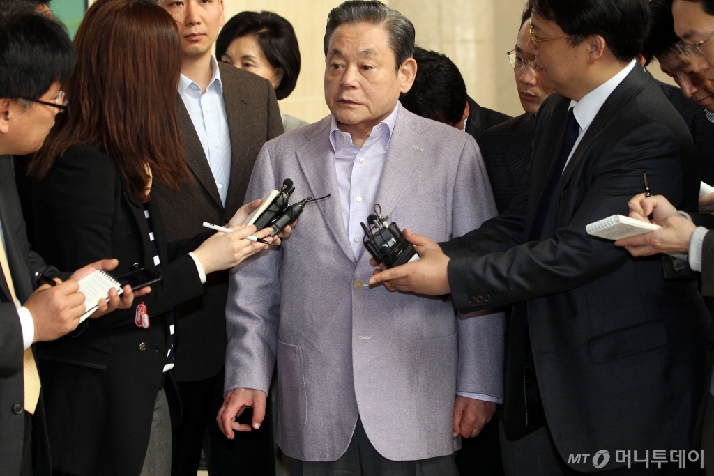 2011년 3월 31일 김포공항으로 출국전 고 이건희 삼성 회장이 이명박 정부의 경제정책 성과와 관련한 '낙제발언'에 대한 기자들의 질문에 답하고 있다. 이 회장 뒤로 홍라희 전 리움미술관장의 모습이 보인다./사진=머니투데이DB