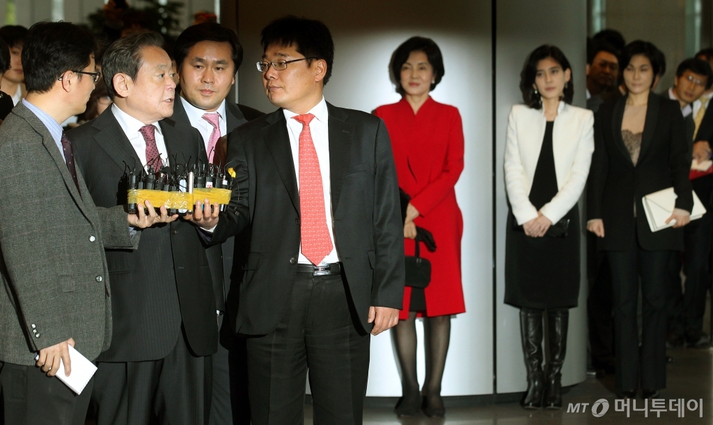 2011년 12월 1일 자랑스런 삼성인상 시상식을 참석을 위해 삼성전자 서초 사옥을 방문한 고 이건희 회장이 기자들과 인터뷰를 하는 사이, 이 회장 뒤로 부인인 홍라희 전 리움미술관장(중앙 붉은 옷부터), 장녀인 이부진 호텔신라 사장, 차녀인 이서현 삼성복지재단 이사장이 서 있다./사진=머니투데이 DB