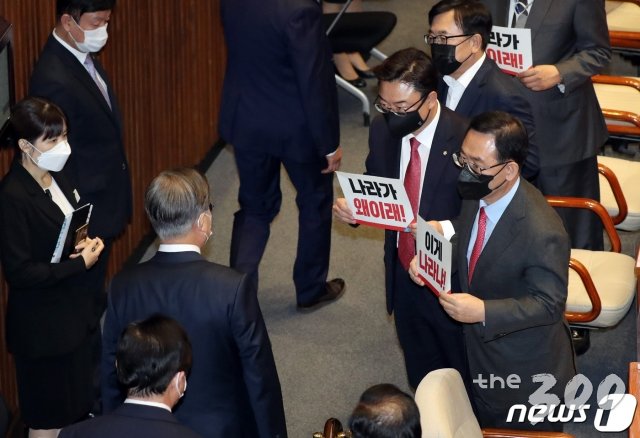 (서울=뉴스1) 성동훈 기자 = 주호영 국민의힘 원내대표가 28일 서울 여의도 국회에서 시정연설 마치고 퇴장하는 문재인 대통령을 향해 항의 손피켓을 들어 보이고 있다. 2020.10.28/뉴스1