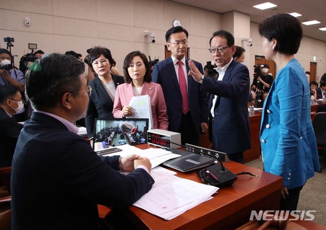 김도읍 미래통합당 간사가 지난 7월29일 서울 여의도 국회에서 열린 법제사법위원회 전체회의에서 윤호중 국회 법사위원장에게 항의하고 있다. / 사진제공=뉴시스