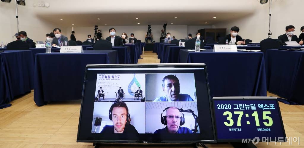 30일 서울 동대문디자인플라자(DDP)에서 열린 국회수소경제포럼 주최, 머니투데이가 주관하는 '2020 그린뉴딜 엑스포' 콘퍼런스에서 화상 패널토론이 진행되고 있다. 이홍기 우석대학교 에너지공학과 교수(가운데), 닉 하트 영국 ITM-Power 프로젝트 매니저, 스티브 매티슨 미국 국립재생에너지연구소 프로젝트 리더, 로랑 안토니 프랑스 CEA Liten 수소 및 연료전지 프로그램 매니저, 이원용 한국에너지기술연구원 연구기획조정실장(왼쪽), 강승규 한국가스안전공사 책임연구원(오른쪽)/사진= 김휘선 기자