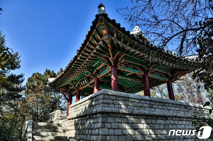 평양 모란봉 정상에 세워진 최승대 전경. (미디어한국학 제공) 2020.10.31.© 뉴스1