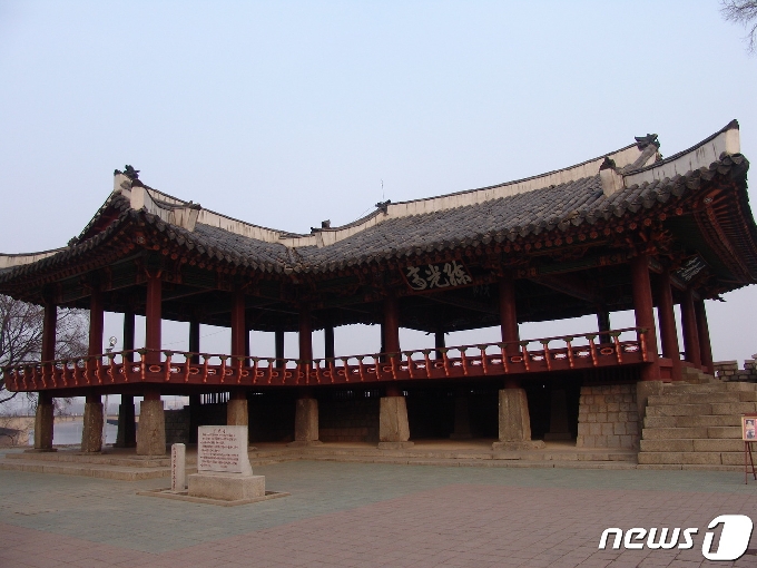 평양성 건설 때 처음 지어졌고, 17세기에 개건된 연광정 전경. (미디어한국학 제공) 2020.10.31.© 뉴스1