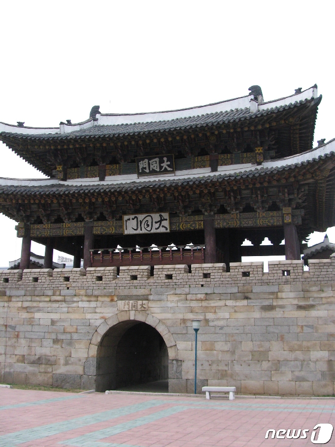 평양성 내성의 동문으로 처음 건설된 대동문 전경. 현재 건물은 6.25전쟁 이후 복구된 것이다. (미디어한국학 제공) 2020.10.31.© 뉴스1