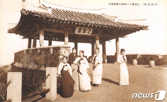 일제강점기 때 평양기생들이 평양 모란봉 을밀대 앞에서 촬영하고 있다. (미디어한국학 제공) 2020.10.31.© 뉴스1