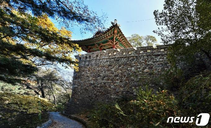 고구려 평양성 내성 북장대터에 세워진 조선시대의 누각인 을밀대 전경. (미디어한국학 제공) 2020.10.31.© 뉴스1