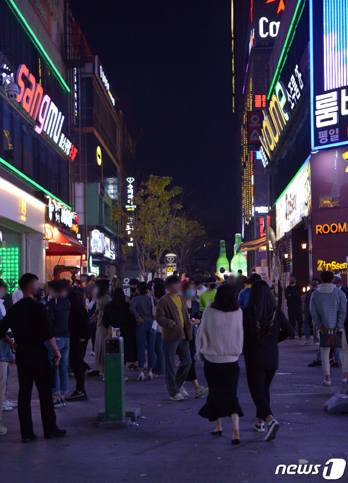 핼러윈데이를 하루 앞둔 30일 광주 서구 치평동 일대에 핼러윈을 즐기기 위한 인파로 북적이고 있다.2020.10.30/뉴스1 © News1 정다움 기자
