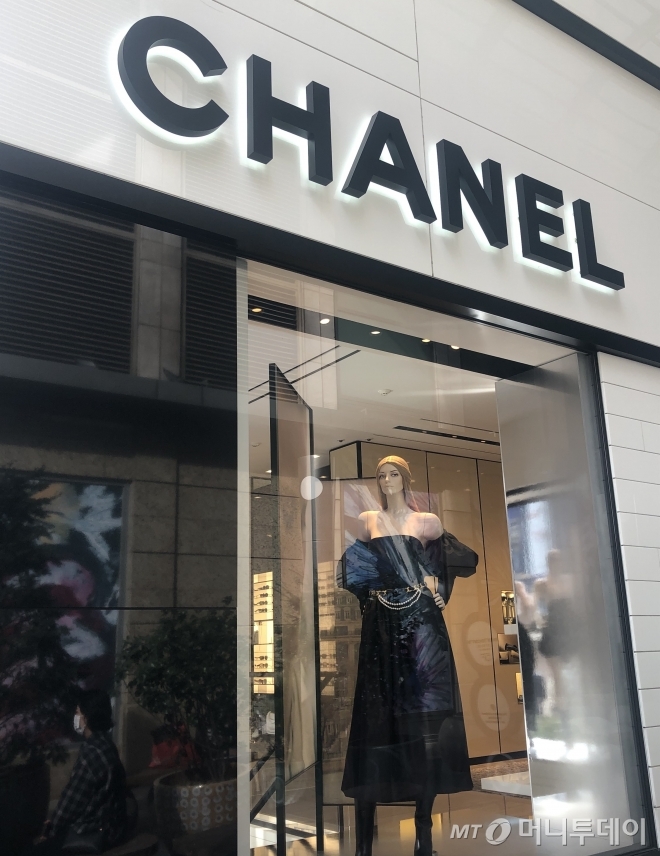 롯데백화점 본점 샤넬 매장의 디스플레이 전경