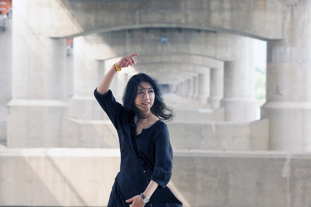 '가요의 재즈화'를 꿈꾸는 재즈 보컬리스트 말로는 최근 발매한 '송창식 송북'에서 최대한 절제를 통해 원곡의 질감을 살리는 데 공을 들였다. /사진제공=JNH뮤직