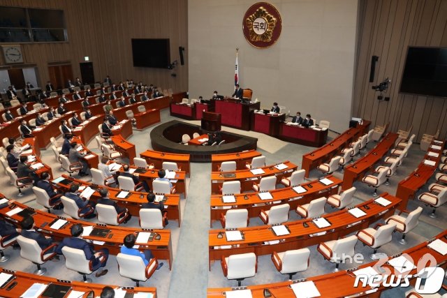 (서울=뉴스1) 성동훈 기자 = 주호영 국민의힘 원내대표가 28일 서울 여의도 국회에서 시정연설 마치고 퇴장하는 문재인 대통령을 향해 항의 손피켓을 들어 보이고 있다. 2020.10.28/뉴스1