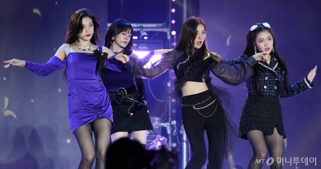 그룹 레드벨벳이 지난 10월18일 오후 열린 '영동대로 K-POP 콘서트'에서 무대를 선보이고 있다. / 사진=임성균 기자 tjdrbs23@