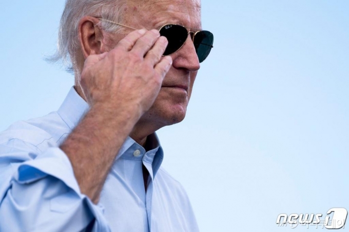 (코코넛 크리크 AFP=뉴스1) 우동명 기자 = 조 바이든 미국 민주당 대선 후보가 29일 (현지시간) 플로리다주 코코넛 크리크에서 열린 드라이브 인 선거집회서 연설을 하며 거수경례를 하고 있다.  ⓒ AFP=뉴스1