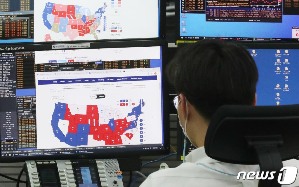4일 서울 중구 하나은행 딜링룸에서 외환딜러가 미국 대통령 선거 관련 뉴스를 지켜보며 업무를 하고 있다.  /사진=뉴스1