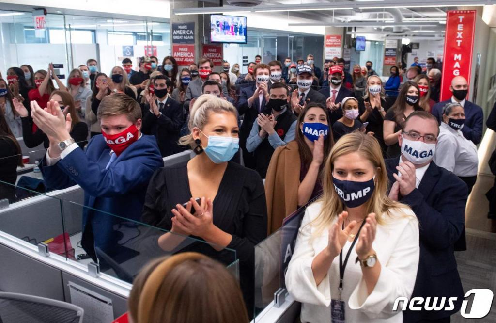 3일(현지시간) 버지니아주 알링턴에 있는 대선캠프 사무실을 도널드 트럼프 미국 대통령이 격려방문을 하자 직원들이 박수를 치고 있다./사진=(알링턴 AFP=뉴스1)